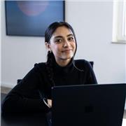 Englisch-Tutorin, die Kinder aller Altersklassen unterrichtet